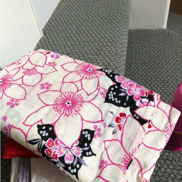 White pink black floral yukata kimono - Picture 2 of 3